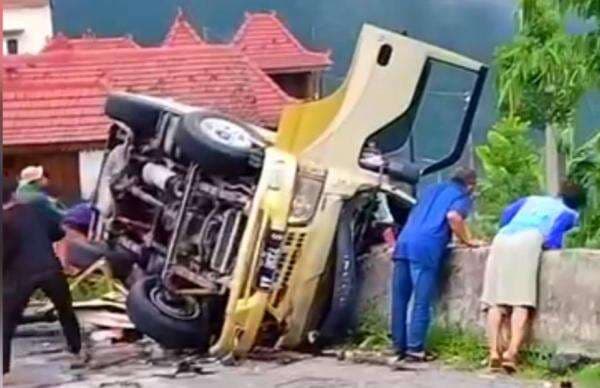 Elf Rombongan Wisata Asal Bojonegoro Kecelakaan di Tawangmangu, 5 Orang Meninggal Dunia