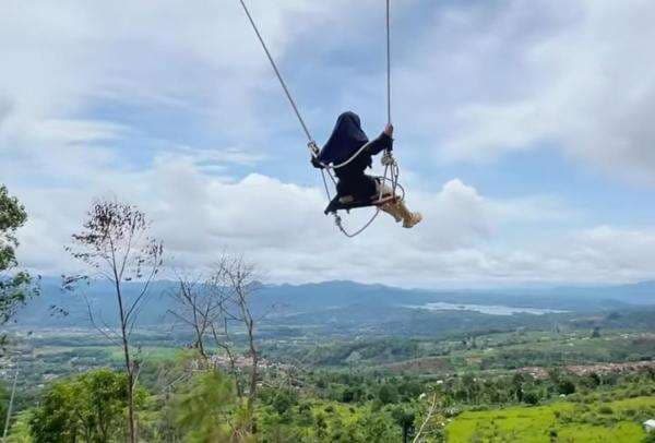 Embun Sangga Langit, Wisata Viral dengan Ayunan Raksasa di Kaki Gunung Ciremai Embun Sangga Langit, Wisata Viral dengan Ayunan Raksasa di Kaki Gunung Ciremai