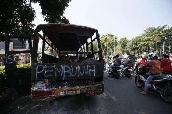 Penampakan Dua Bus Hangus Terbakar saat Demo di Markas Gegana