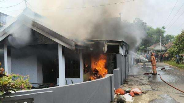 Rumah di Jombang Baru Dihuni Pemilik Hangus Kebakaran, Kerugian Capai Rp300 Juta
