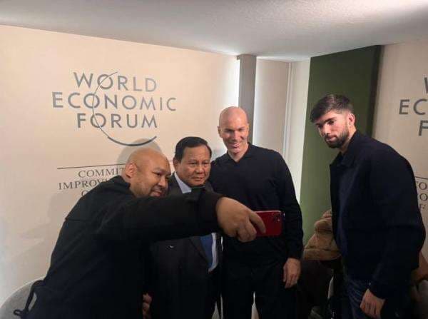 Momen Prabowo Foto Bareng Legenda Sepakbola Prancis Zidane di WEF 2026 Davos