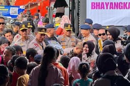 Kapolri Datangi Posko Pengungsi di Aceh Tamiang, Serahkan Bantuan ke Korban Bencana