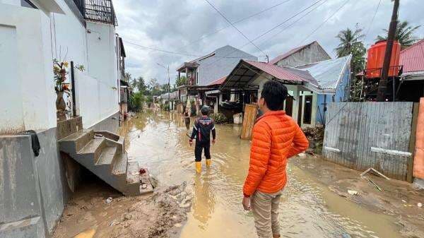 Lumpur hingga Jembatan Putus Jadi Tantangan Pengiriman Logistik ke Pidie Jaya, Butuh Jalan Kaki 45 Menit