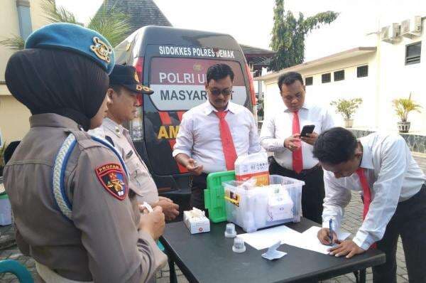 Bersih-Bersih Internal, Polres Demak Tes Urine Dadakan ke Anggota