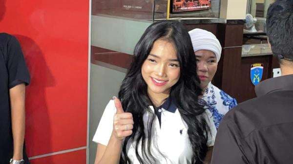 Fuji Ditemani Orang Tua Datangi Polres Jaksel Hari Ini, Tujuannya Mengejutkan! Fuji Ditemani Orang Tua Datangi Polres Jaksel Hari Ini, Tujuannya Mengejutkan!