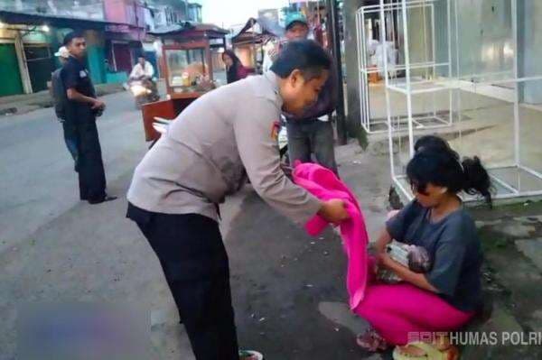 Dramatis! Aksi Heroik Aiptu Sarim Bantu Persalinan di Pinggir Jalan, Ibu dan Bayi Selamat