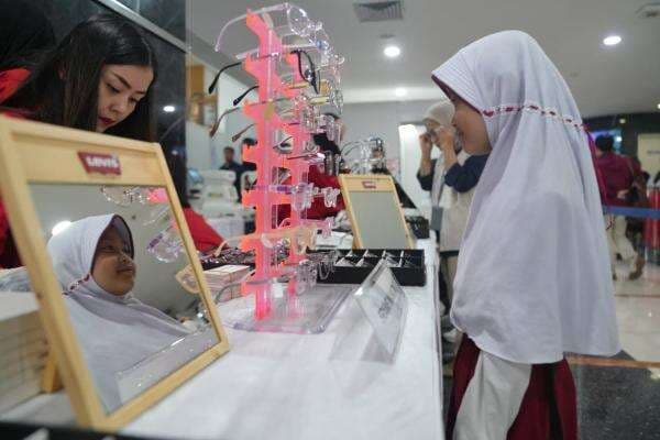 300 Siswa-Warga Dapatkan Pemeriksaan Mata dan Kacamata Gratis