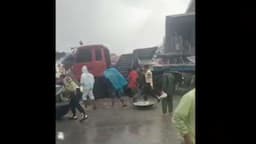 Truk Meluncur Tanpa Sopir di Grobogan, Tabrak 4 Warung dan Pedagang Bakso Keliling