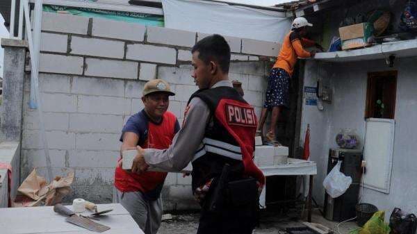 Tangis Haru Heri, Doanya Ingin Perbaiki Rumah Dikabulkan Lewat Program Bedah Polres Pemalang Rumah