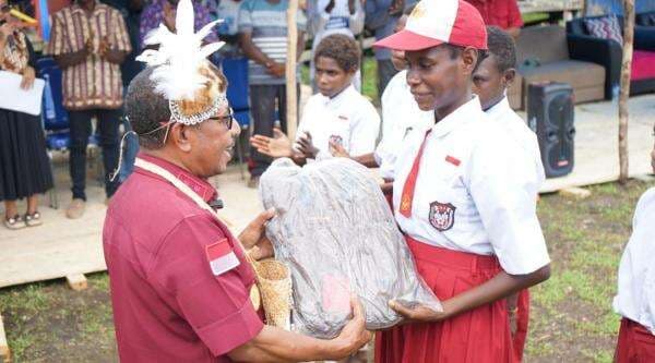 Menkum Bawa Pesan Prabowo untuk Anak Papua di Isyaman, Beri Bantuan Tas dan Sepatu Sekolah
