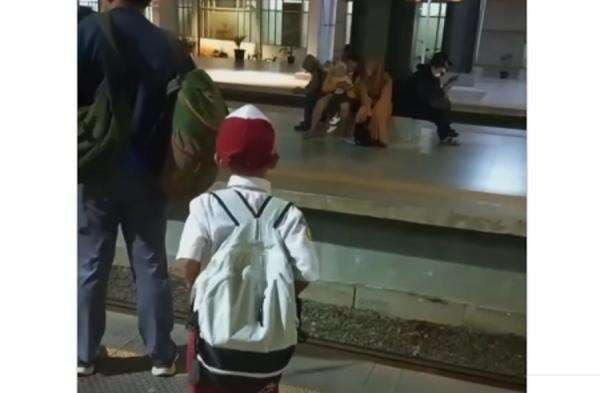 Viral, Bocah SD Naik KRL Subuh-subuh dari Parung ke Klender demi Sekolah Viral, Bocah SD Naik KRL Subuh-subuh dari Parung ke Klender demi Sekolah