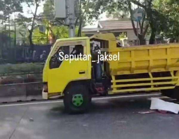 Pengendara Motor Tewas usai Terlindas Truk di Warung Buncit Jaksel