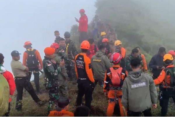 Medan Terjal Hambat Evakuasi Korban dan Puing Pesawat ATR 42-500 di Bulusaraung