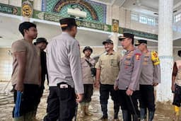 Kapolri Pantau Pembersihan SD-Masjid Terdampak Banjir Aceh Tamiang, 50 Personel Dilibatkan