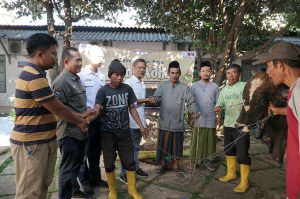 Warga Jalur Rel Terima Daging Kurban, KAI Sembelih 3 Sapi dan 30 Kambing