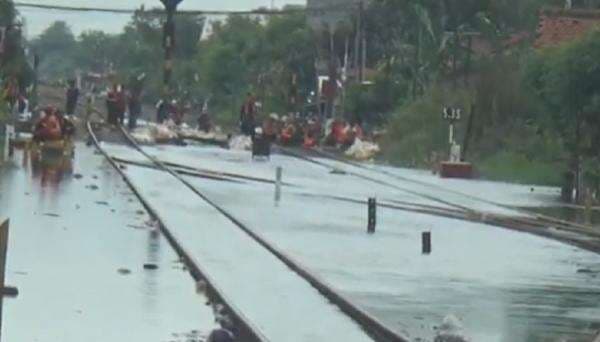 Banjir Kembali Rendam Jalur KA Pekalongan-Sragi, Perjalanan Kereta Terganggu