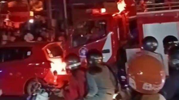 Viral Emak-Emak Pengemudi Minibus Halangi Mobil Damkar di Balikpapan, Berujung Diseruduk