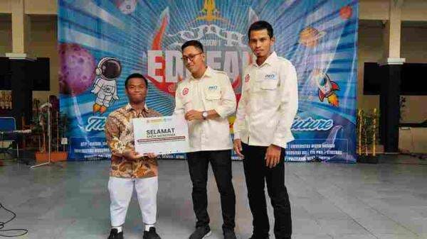 UMUKA Beri Beasiswa Kuliah pada Siswa SMA 1 Karanganyar Peraih Emas di Thailand