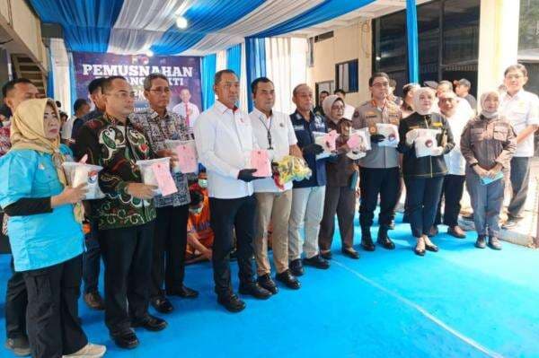 Polda Jatim Musnahkan Sabu 9,3 Kg, Selamatkan 4,8 Juta Jiwa dari Bahaya Narkotika Polda Jatim Musnahkan Sabu 9,3 Kg, Selamatkan 4,8 Juta Jiwa dari Bahaya Narkotika