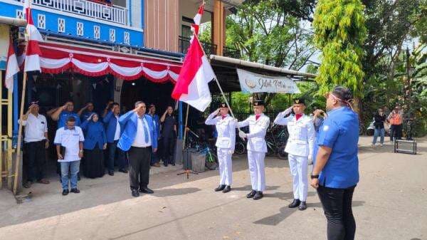 PAN Maros Kibarkan Merah Putih dan Bagikan 100 Paket Bantuan Pangan ke Masyarakat