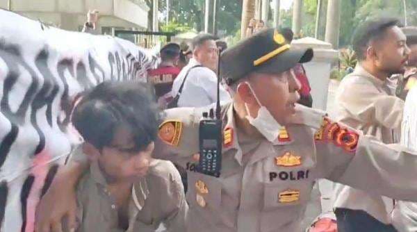 Bentrok Depan Balai Kota Bogor, Polisi Terluka Kena Pukulan Toa Pendemo