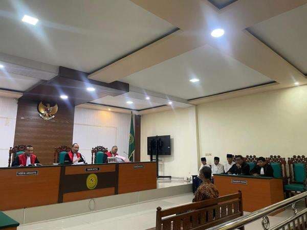 Sidang Kasus Pemerkosaan dan Pembunuhan Siswi SMA Jombang, Ayah Korban Ogah Tatap Terdakwa