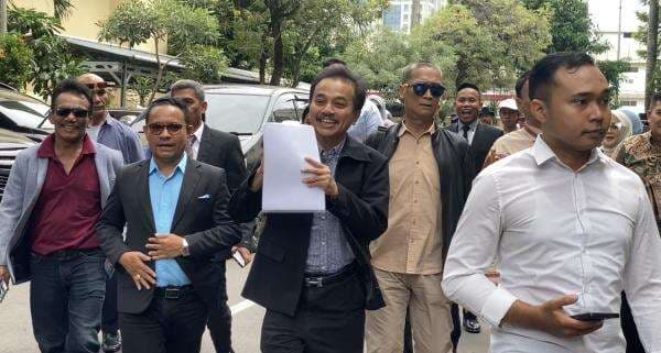 Roy Suryo Pamerkan Ijazah ke Publik Usai Dituduh Palsu