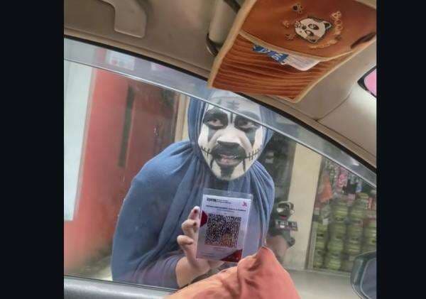 Viral! Pocong Bawa QRIS saat Ngamen di Lampu Merah Bandung