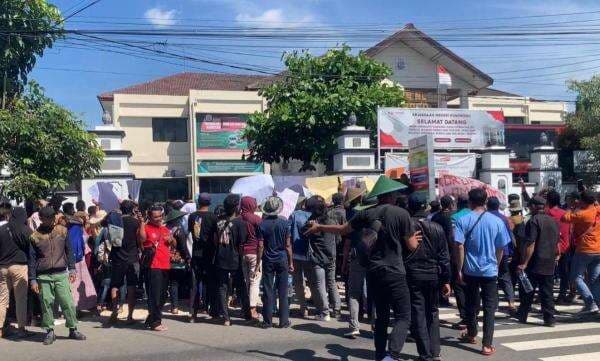 Dugaan Korupsi Dana Desa, Ratusan Warga Temon Ponorogo Geruduk Kejaksaan