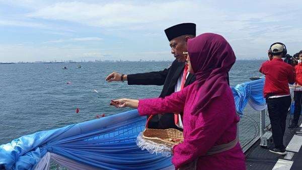 Peringati Hari Pahlawan, TNI AL-Kemensos Gelar Upacara Tabur Bunga di Laut Jakarta