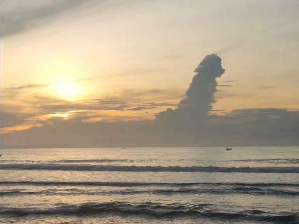 Viral Awan Hari Terakhir 2025 di Pantai Pangandaran Bentuknya Unik, Ini Fotonya!