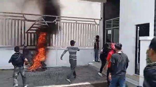 Demo Desak Pembatalan Kenaikan Pajak, Petani di Karawang Bakar Gerbang Kantor Bupati