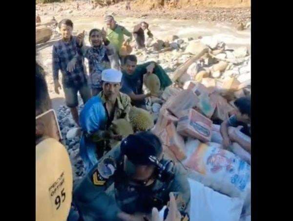 Cerita Haru TNI Pengantar Logistik Diberi Sepikul Durian dari Warga Terisolasi Gayo Lues