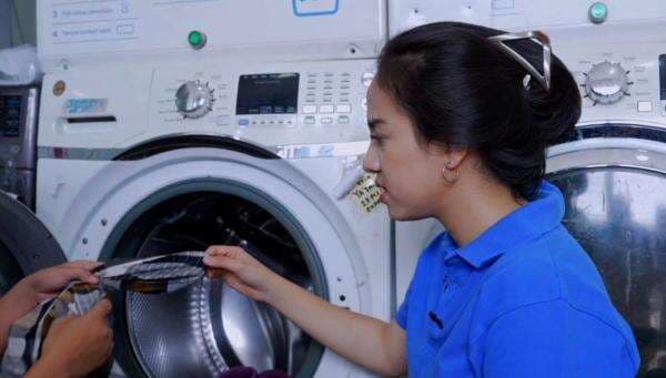 Dikira Santai, Azia Malah Kena Tegur Waktu Nyetrika! Dikira Santai, Azia Malah Kena Tegur Waktu Nyetrika!