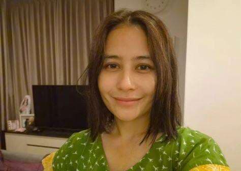 Prilly Latuconsina Posting Bare Face dan Pakai Daster, Dipuji Tetap Cantik!