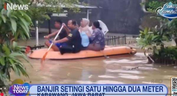 Banjir Karawang Lumpuhkan Akses Jalan, Warga Beraktivitas Pakai Perahu
