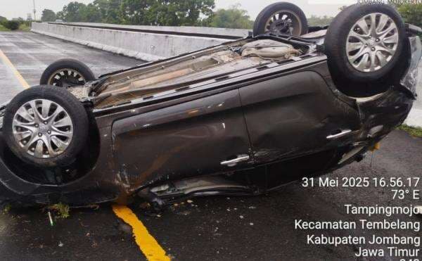Aquaplanning, Mobil Sedan Terbalik di Tol Jombang, Dua Orang Mengalami Luka