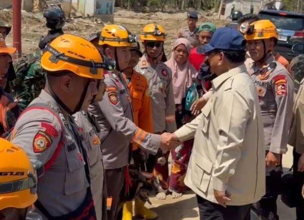 Momen Prabowo Sapa Petugas Pencari Korban Hilang di Tapanuli Selatan