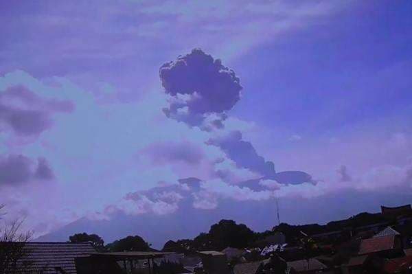 Gunung Marapi Meletus Hari Ini, Muntahkan Kolom Abu Setinggi 1.600 Meter