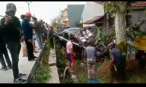Tengah Test Drive Untuk Lebaran, Mobil Dikemudikan Ugal-Ugalan Tabrak Rumah Warga di Tenjolaya