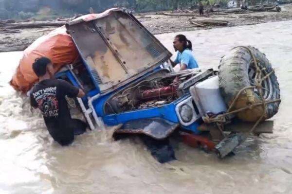 Terekam Video Mobil Relawan Bawa Bantuan Logistik Nyaris Hanyut di Sungai Gayo Lues