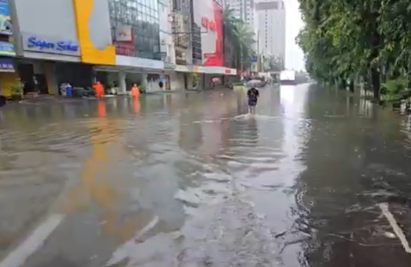 Banjir Rendam Kelapa Gading, Sejumlah Pertokoan Terpaksa Tutup