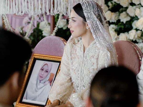 Tangis Jennifer Coppen Pecah, Peluk Foto Mendiang Ibu di Pengajian Jelang Menikah Tangis Jennifer Coppen Pecah, Peluk Foto Mendiang Ibu di Pengajian Jelang Menikah