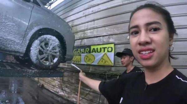 Cuci Mobil atau Cuci Hati? Aksi Kocak Azia Bikin Ngakak