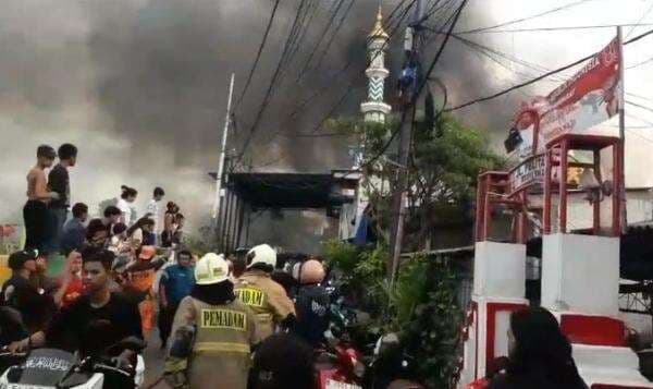 Kebakaran Melahap Rumah di Jatipulo Jakbar, Belasan Mobil Damkar Diterjunkan