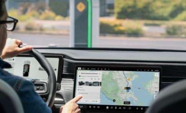 Beda dari Mobil Listrik Kebanyakan, Rivian Pilih Tak Sematkan Apple CarPlay Beda dari Mobil Listrik Kebanyakan, Rivian Pilih Tak Sematkan Apple CarPlay
