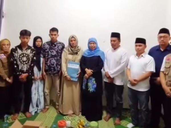 Takziah ke Rumah Duka, Khofifah Beri Santunan Rp100 Juta Korban Longsor Pacet Mojokerto