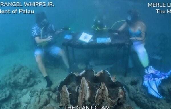 Pertama di Dunia, Presiden Diwawancarai Live di Bawah Laut dengan "Putri Duyung" Pertama di Dunia, Presiden Diwawancarai Live di Bawah Laut dengan "Putri Duyung"