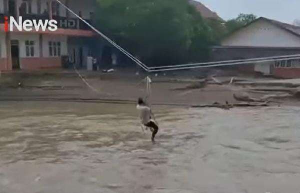 Pidie Jaya Kembali Diterjang Banjir, Warga Dievakuasi Pakai Tali Sling