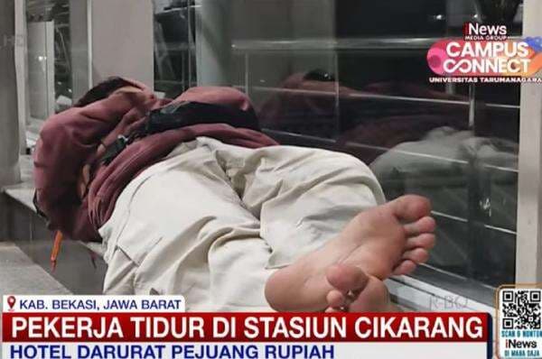 Viral Fenomena Pekerja Tidur di Stasiun Cikarang karena Tertinggal KRL Terakhir